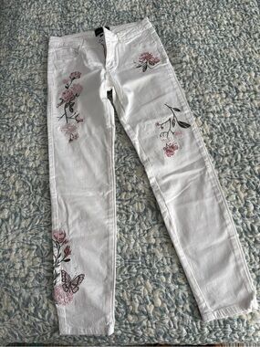 Frank Lyman Design White Skinny Jeans with Pink Floral & Butterfly Accents